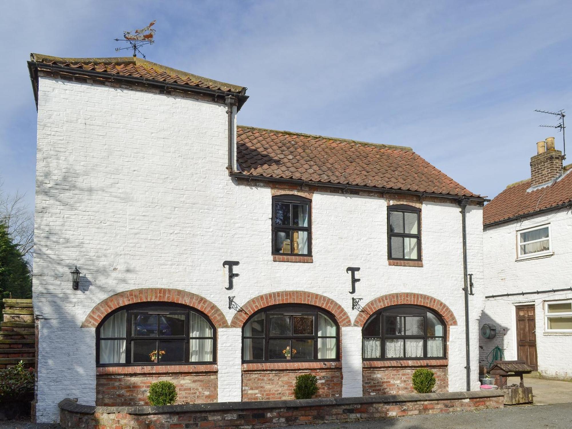 The Granary - 16437 Villa Huntington  Exterior photo