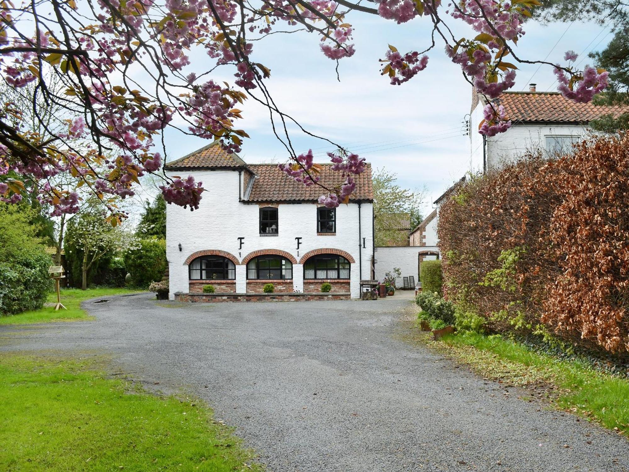 The Granary - 16437 Villa Huntington  Exterior photo